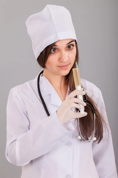 Mulher médico segurando uma seringa cheia — Fotografia de Stock