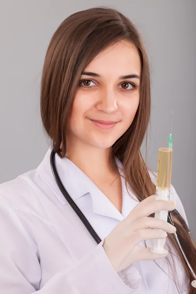 Vrouw arts houden een gevulde spuit — Stockfoto