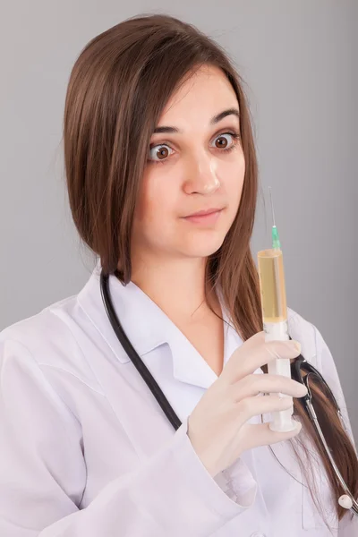 Женщина-врач держит наполненный шприц — стоковое фото
