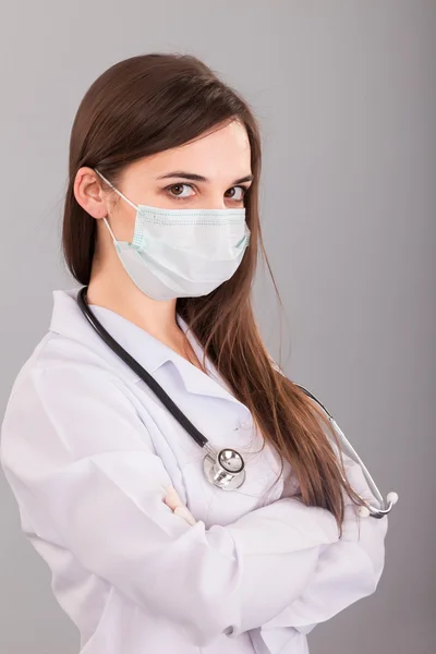 Sjuksköterska leende bakom kirurgen mask. närbild porträtt av — Stockfoto