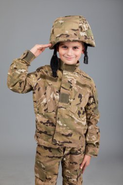 Selam asker. bir asker gibi giyinmiş genç çocuk