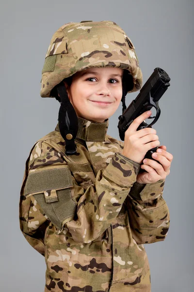 小男孩穿得像一个拿着枪的士兵 — 图库照片