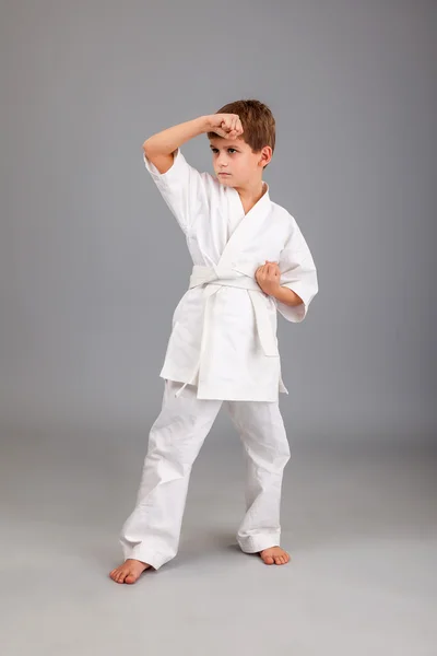 Karate chłopiec w białym kimono walki — Zdjęcie stockowe