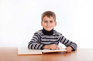 sevimli öğrenci kitap okuma