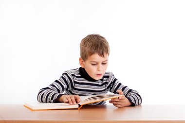 sevimli öğrenci kitap okuma