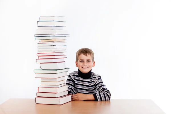 Uczeń i sterty książek — Zdjęcie stockowe
