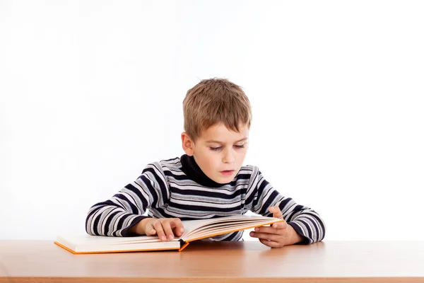 Lindo colegial está leyendo un libro — Foto de Stock