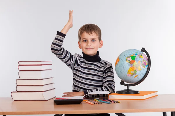 Alegre colegial listo para responder a la pregunta — Foto de Stock