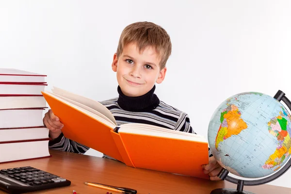 Lindo colegial está leyendo un libro — Foto de Stock