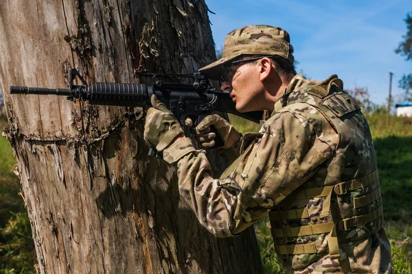 Soldat mit Gewehr — Stockfoto