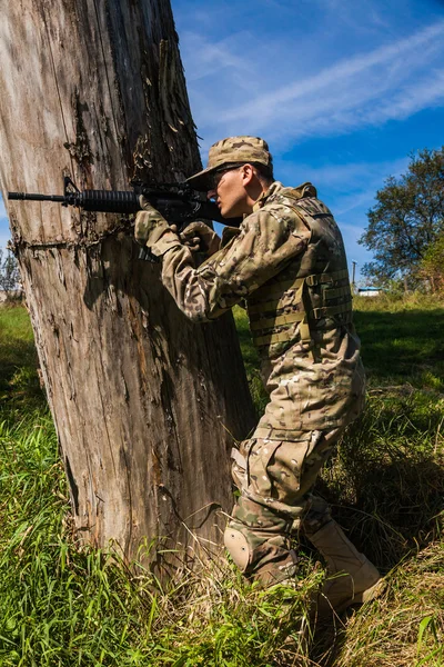 Soldat mit Gewehr — Stockfoto