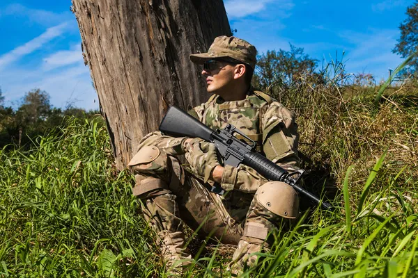 Soldato con un fucile — Foto Stock