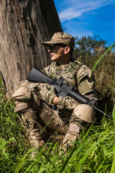 Soldat mit Gewehr — Stockfoto