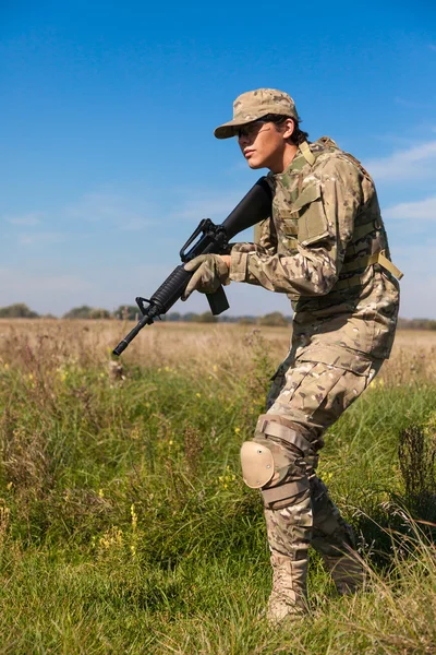 Soldado com uma espingarda — Fotografia de Stock