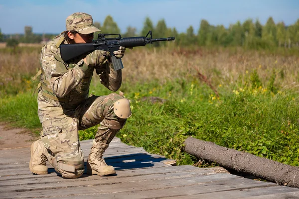 Soldat avec un fusil — Photo