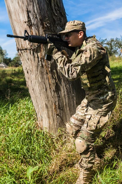 Soldier with a rifle — Stock Photo, Image