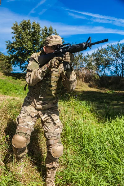 Soldado com uma espingarda — Fotografia de Stock