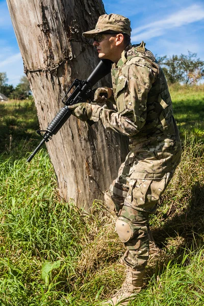 Soldat mit Gewehr — Stockfoto