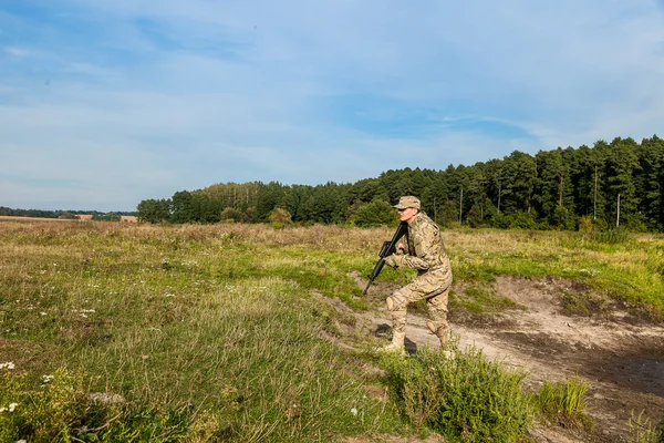 Soldier with a rifle — Stock Photo, Image