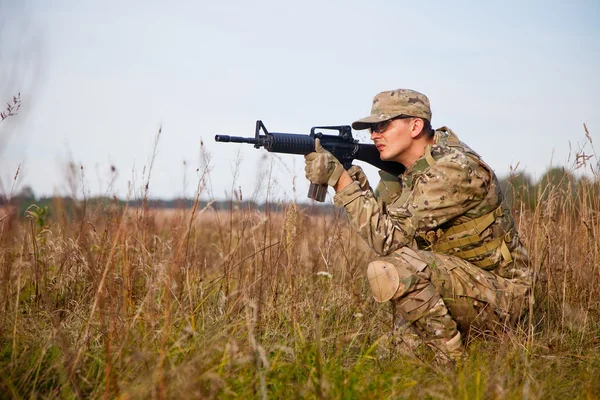Soldado con un rifle — Foto de Stock