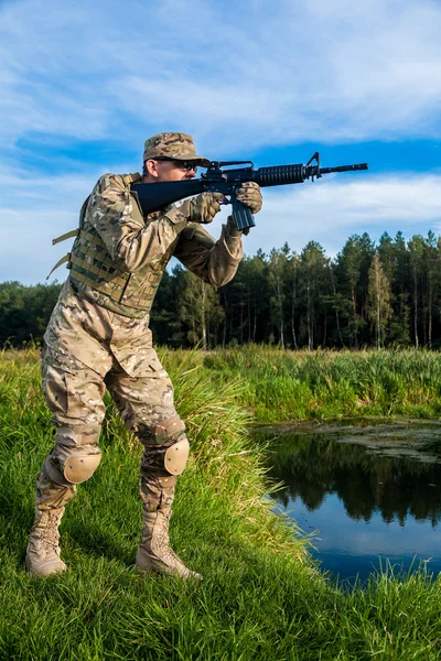 Soldat med gevär — Stockfoto