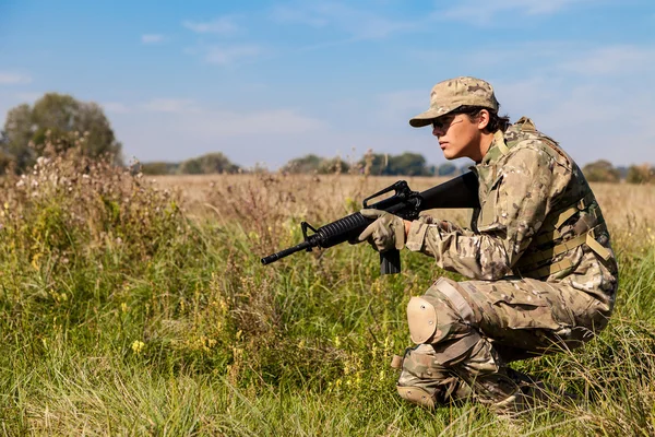 Soldado com uma espingarda — Fotografia de Stock