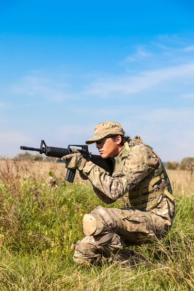 Soldat med gevär — Stockfoto