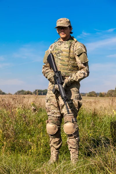 Soldado com uma espingarda — Fotografia de Stock