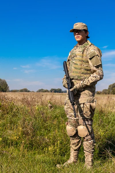 Soldat med gevär — Stockfoto