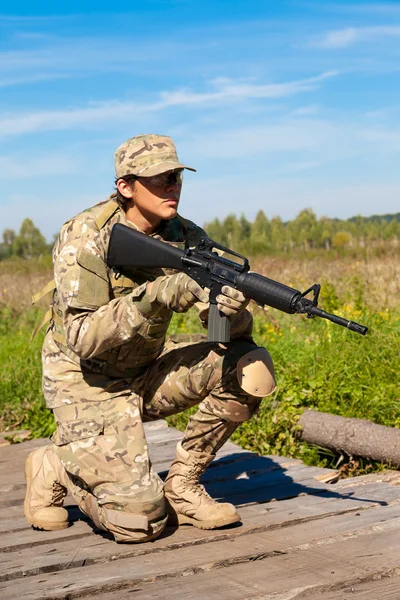 Soldat mit Gewehr — Stockfoto