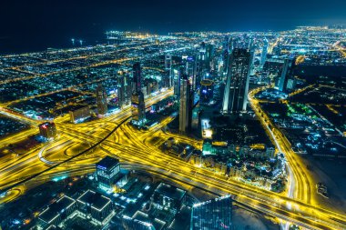 Dubai şehir merkezinde şehir ışıklarıyla dolu bir gece sahnesi