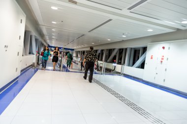 dubai metro istasyonunda otomatik merdiven