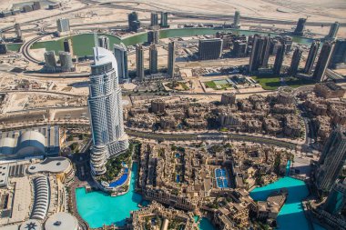 Dubai şehir merkezinde. Doğu, Birleşik Arap Emirlikleri mimarisi. Hava 