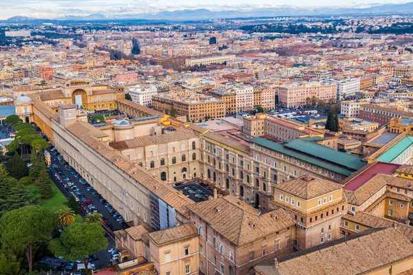 Plaza de San Pedro en el Vaticano y vista aérea de Roma — Foto de Stock