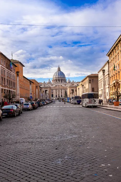 St. Peter's Basilica in Vatican City in Rome, Italy. — Stock Photo, Image