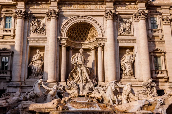 Fontana di Trevi - famoso punto di riferimento a Roma — Foto Stock