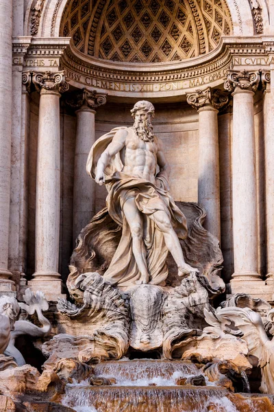 Fontana de Trevi - famoso hito en Roma — Foto de Stock