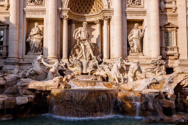 Fontana de Trevi - famoso hito en Roma —  Fotos de Stock