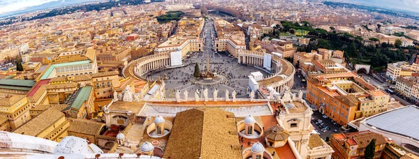 Saint Peter's Square in Vatican and aerial view of Rome — Stock Photo, Image