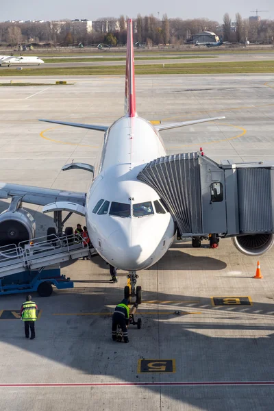 Unidentified workers preparing an airplane in Kiev, Ukraine — Stock Photo, Image