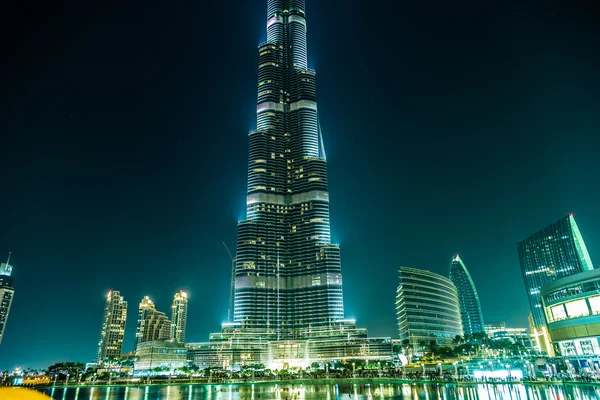 Vista sobre Burj Khalifa, Dubai, Emiratos Árabes Unidos, por la noche —  Fotos de Stock