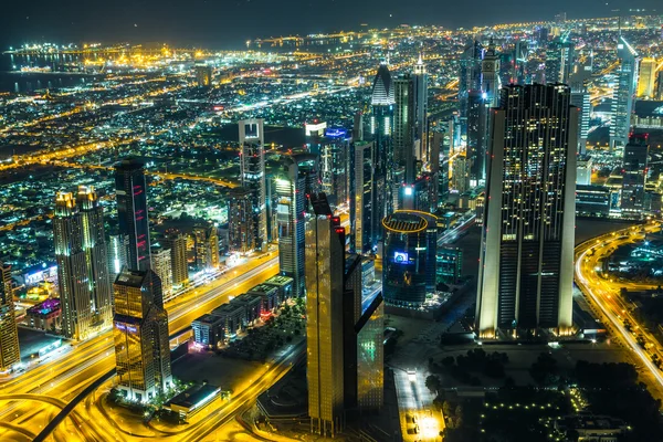 Dubai şehir merkezinde şehir ışıklarıyla dolu bir gece sahnesi — Stok fotoğraf