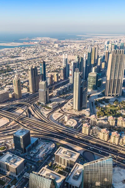 Dubai, na baixa. Leste, arquitetura dos Emirados Árabes Unidos. Aviação — Fotografia de Stock