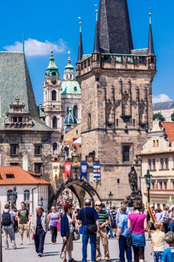 Prag 'da yaz aylarında Karlov veya Charles Bridge