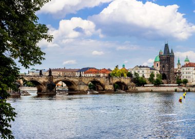 Yaz aylarında Prag'da Karlov veya charles Köprüsü ve Nehri vltava
