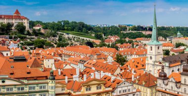 Prag 'da yaz aylarında Karlov veya Charles Bridge