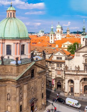 Prag 'da yaz aylarında Karlov veya Charles Bridge