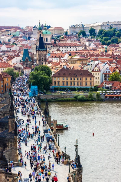 Karlov eller Charles-bro i Praha om sommeren – stockfoto