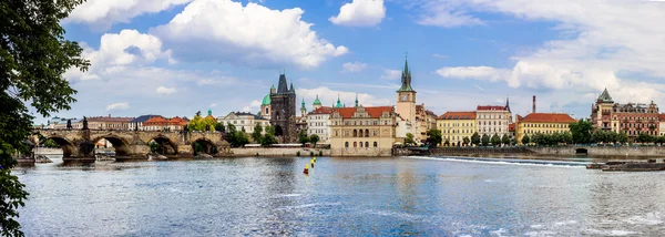 Yaz aylarında Prag'da Karlov veya charles Köprüsü ve Nehri vltava — Stok fotoğraf