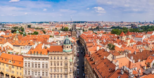 Karlov eller Karlsbron i Prag på sommaren — Stockfoto